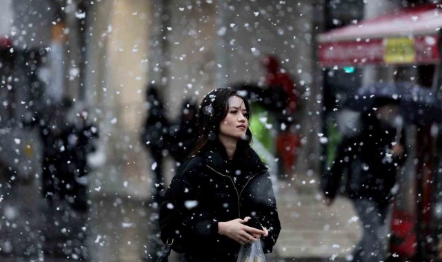 Bursa'da beklenen kar yağışı şehir merkezinde de etkisini gösterdi. Mar...