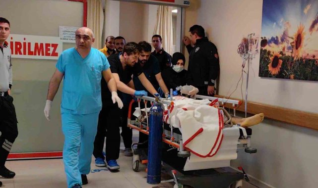 Bursa'nın İnegöl ilçesinde kereste atölyesinde kesim yaparken daire tes...