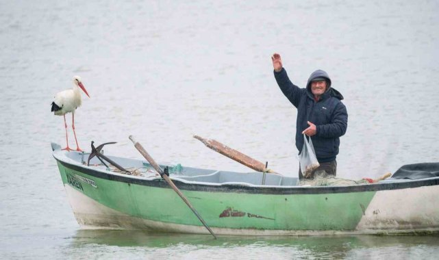 Bursa'nın Karacabey ilçesinde, balıkçı Adem Yılmaz ile kurduğu dostluk ...