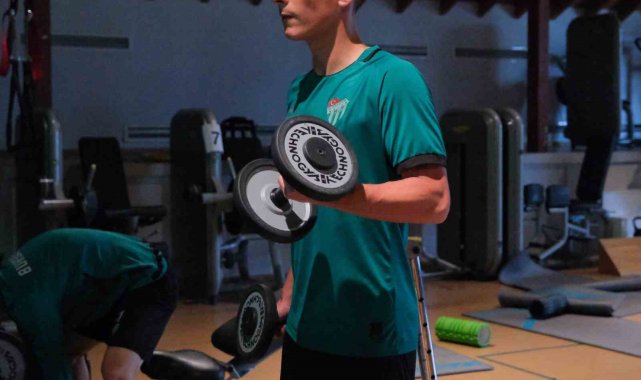 Bursaspor bugünkü çalışmasını salonda gerçekleştirdi. Yeşil-beyazlılar güç ...