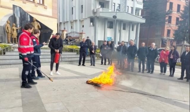 Çanakkale'nin Biga ilçe Kaymakamlığı personeline Biga Belediyesi İtfaiy...