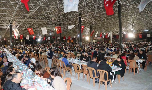 Denizli Büyükşehir Belediyesinin geleneksel hale getirdiği iftar sofrası bu...
