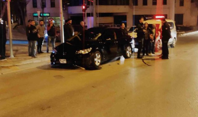 Denizli'de ana yolda seyreden otomobilin çarptığı yaya, ağır yaralı ola...