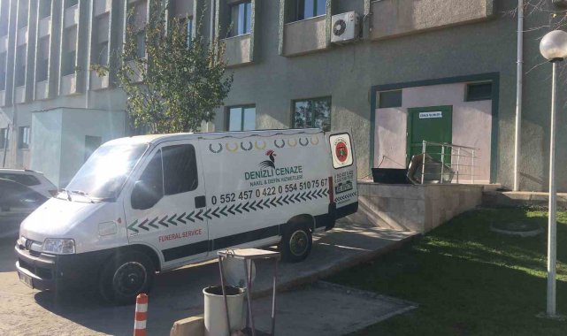 Denizli'nin Pamukkale ilçesinde sağlık ocağının önünde rahatsızlanıp ye...