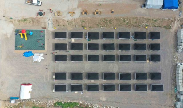 Depremin ilk gününden bu yana bölgede yardım çalışmaları yürüten İzmit Bele...