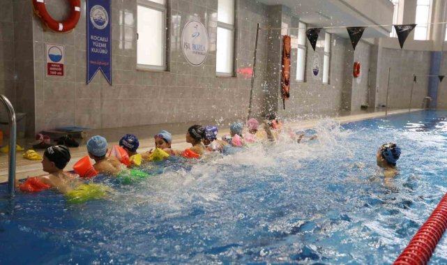 Derince Belediyesi'nin ilçedeki ilkokul birinci sınıf öğrencilerine yön...