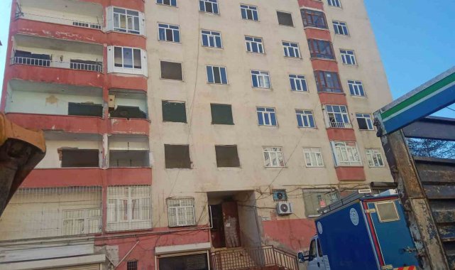 Diyarbakır Büyükşehir Belediyesi, ağır hasarlı ve yıkım kararı alınan binal...