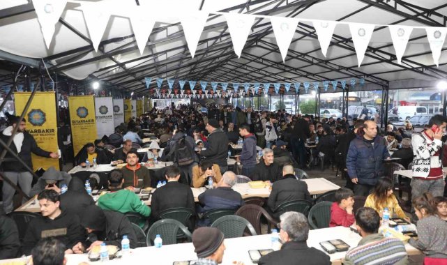 Diyarbakır Büyükşehir Belediyesinin kurduğu iftar çadırlarında günde 6 bin ...