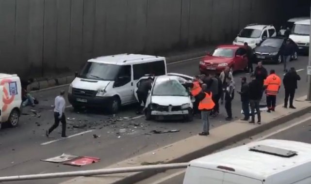 Diyarbakır'da 6 aracın karıştığı zincirleme kazada 3'ü ağır 5 kişi ...