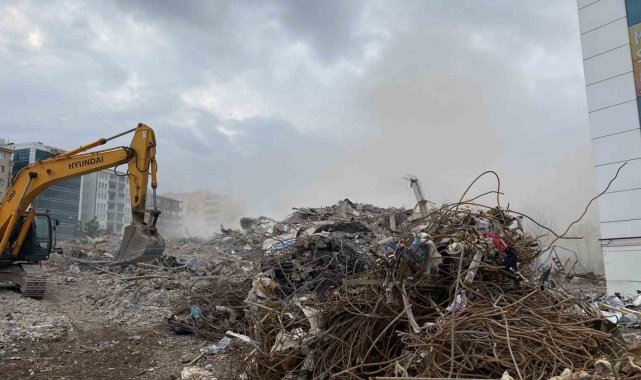 Diyarbakır'da, Kahramanmaraş merkezli depremlerde yıkılan Diyar Galeria...