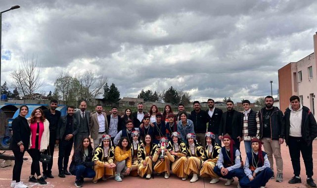 Diyarbakır'da, okul sporları çerçevesinde düzenlenen floklor müsabakası...