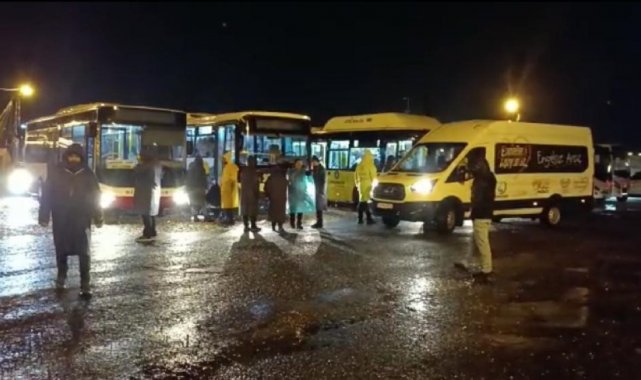 Diyarbakır'da, Silvan yolu üzerindeki Çadır kentte barınan depremzede v...