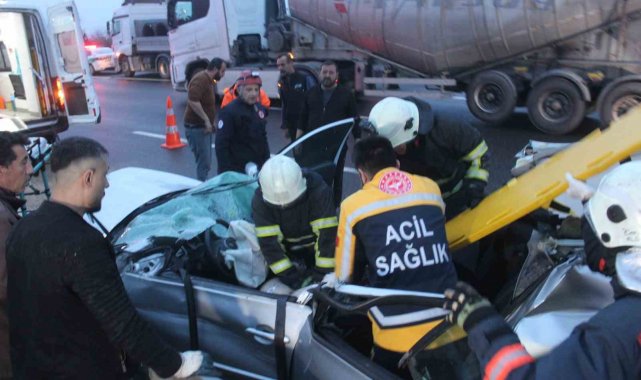 DÜZCE (İHA) – TEM Otoyolu Düzce kesiminde otomobil tıra arkadan çarptı. Oto...
