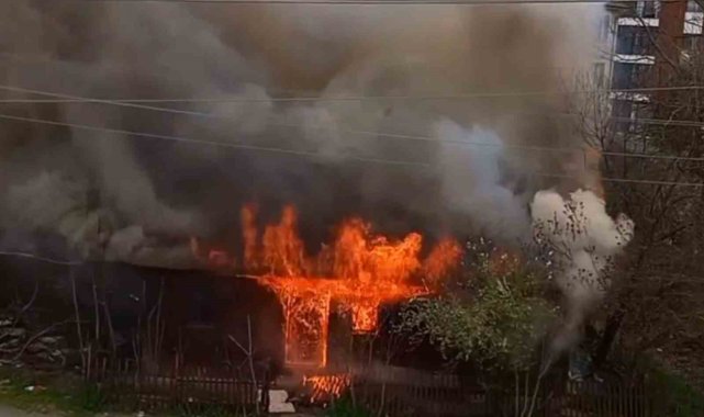 Düzce'de tek katlı metruk ev alevlere teslim oldu.
Yangın, Uzun Mustaf...