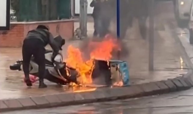 Edirne'de bir moto kurye alev alev yanan motosikletini kurtarabilmek iç...