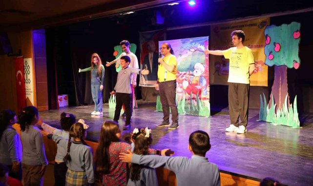 Efeler Belediyesi Şehir Tiyatrosu (EBŞT) ekibi, 27 Mart Dünya Tiyatro Günü ...