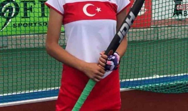 Ege Yıldızları Muğla Hokey takımı 17 yaşındaki Milli takım oyucusu Esra Dem...