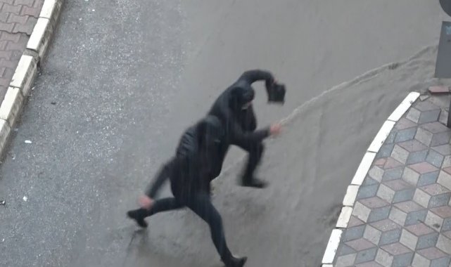 Elazığ'da etkili olan sağanak yağış nedeniyle yollar göle döndü. Dün et...