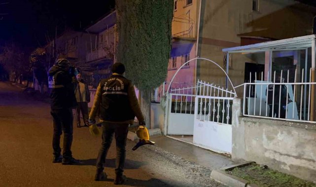 Elazığ'da gece saatlerinde evlerinin önünde silahlı saldırıya uğrayan 2...