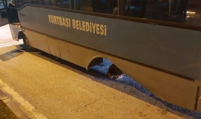 Elazığ'da içinde yolcu dolu belediye otobüsünün seyir halindeyken sol a...