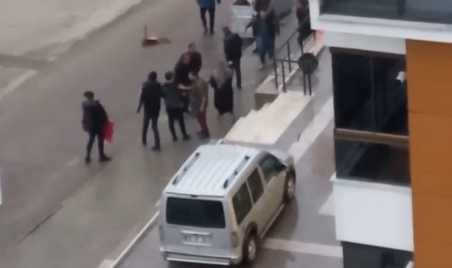 Elazığ'da sudan sebepten dolayı çıkan tartışmada komşular yağmur altında