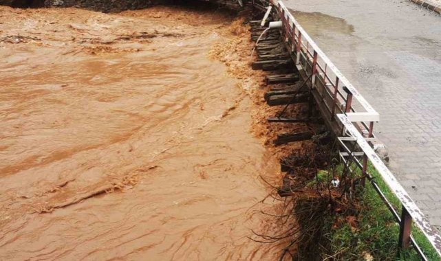 Elazığ'ın Maden ilçesinde sağanak yağıştan dolayı İstasyon Köprüsü ulaş...