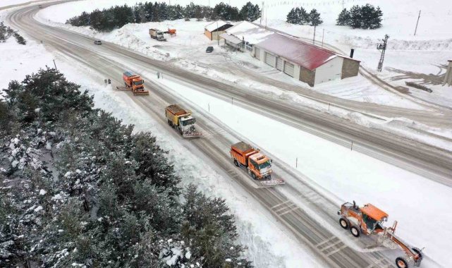 Erzincan merkez ve yüksek kesimlerde etkili olan kar yağışının ardından kap...
