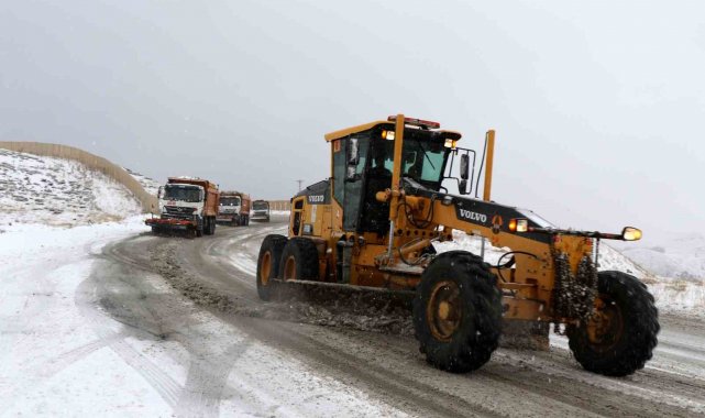 Erzincan şehir merkezinde aralıklı yağmur yağışı görülürken yüksek kesimler...