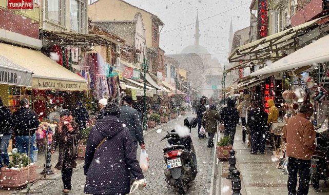 Eskişehir'de öğle saatlerinde aniden bastıran kar yağışının birkaç daki...