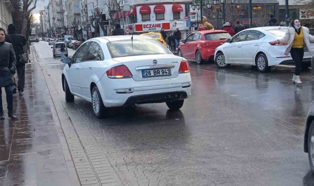 Eskişehir'in Odunpazarı ilçesinde bir taksi ile otomobilin çarpışması s...