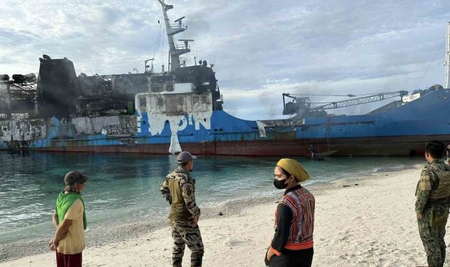 Filipinler'de seyir halindeki bir feribotta çıkan yangında 3'ü çocu...