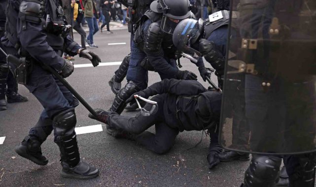 Fransa'da tartışmalı emeklilik reformunun kabul edilmesinin ardından ba...