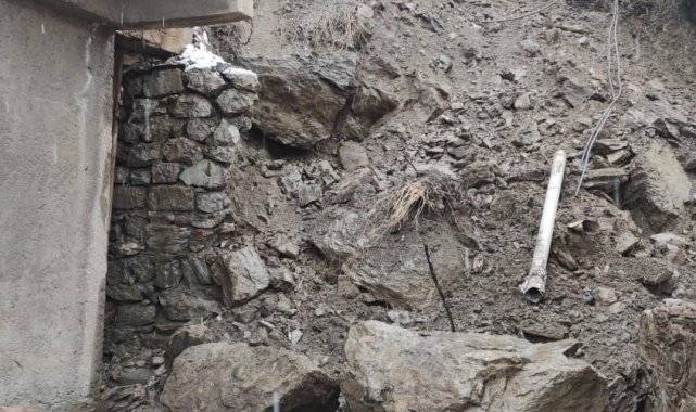 Hakkari'de etkili olan karla karışık yağmur nedeniyle toprak kayması me...