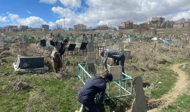 Hakkari'nin Yüksekova ilçesinde görevli imam Halil Akdoğan, cemaatiyle ...