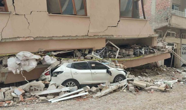 Hatay'da ilk depremde araçların üzerine çöken 5 katlı binadan 5 aile sa...