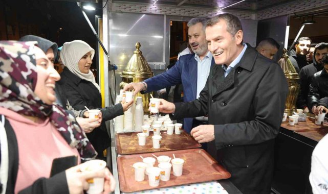 Her Ramazan ayında olduğu gibi orucunu yolda açmak durumunda kalan vatandaş...