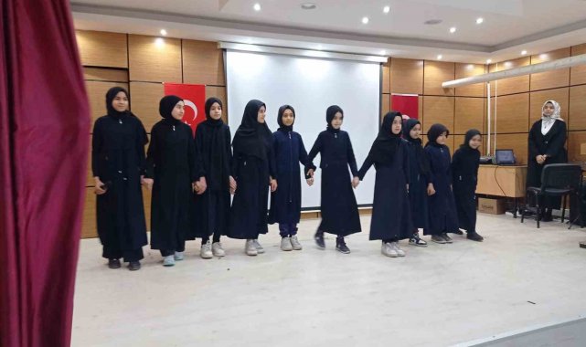 Hilvan'da okulda aldıkları eğitimi tamamlayarak hafız olan öğrenciler i...