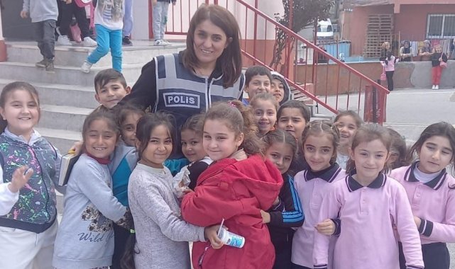 İzmir'de Karabağlar İlçe Emniyet Müdürlüğü personeli polis ekipleri, il...