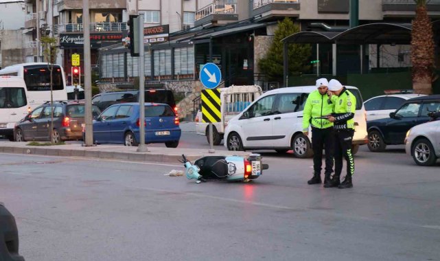 Karabağlar ilçesinde motosiklet, aydınlatma direğine çarptı