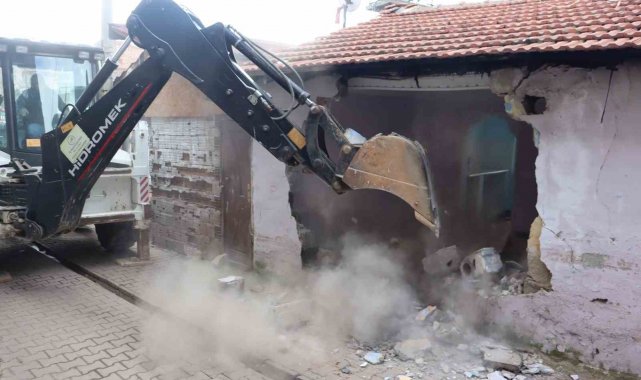 İzmit'te 1999 Marmara Depremi'nden kalan ağır hasarlı 3 bina yıkılı...