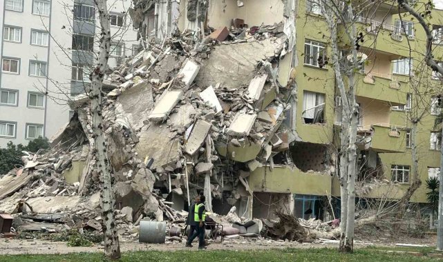 Kahramanmaraş merkezli depremlerden etkilenen Ceyhan'da ağır hasar göre...