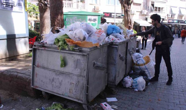 Karşıyaka Belediyesi Temizlik İşleri Müdürlüğü ekipleri, maaşlarının eksik ...