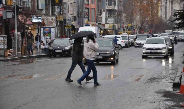 Kars'ta yağmur etkili oluyor. İl genelinde etkili olan yağmur, vatandaş...