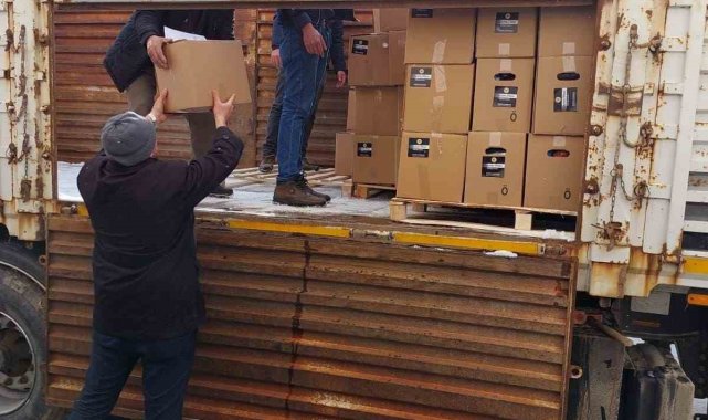 Kastamonu'nun Devrekani ilçesinde hazırlanan bir tır dolusu yardım koli...