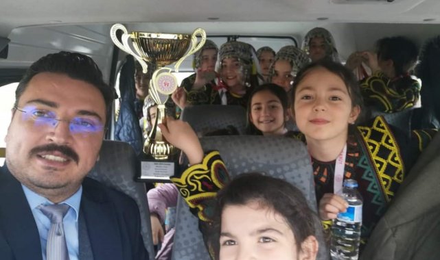 Kayseri'de il genelinde yapılan folklor yarışmasında Tomarza Zekiye Can...