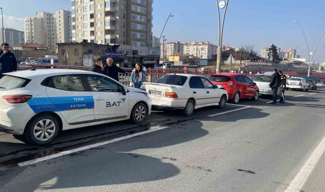 Kayseri'nin Kocasinan ilçesinde 10 otomobilin karıştığı zincirleme traf...