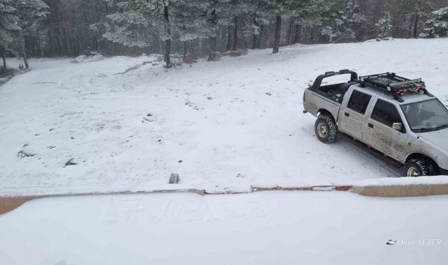 Kazdağları'nda öğlen saatlerinde başlayan kar yağışı etkili olmaya başl...