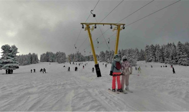 Kış turizminin gözde tatil merkezlerinden biri olan Uludağ'da kar yağış...