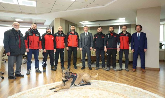 Kocaeli Büyükşehir Belediye Başkanı Tahir Büyükakın, deprem bölgesinde günl...