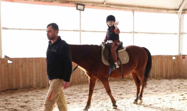 Kocaeli'de çocuklara binicilik sporunu sevdirmek ve gelişimlerine katkı...